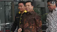 Ketua DPR Setya Novanto saat tiba di gedung KPK, Jakarta, Jumat (14/7). Setya Novanto diperiksa KPK sebagai saksi dalam kasus dugaan korupsi proyek pengadaan e-KTP  dengan tersangka Andi Agustinus alias Andi Narogong. (Liputan6.com/Helmi Afandi)