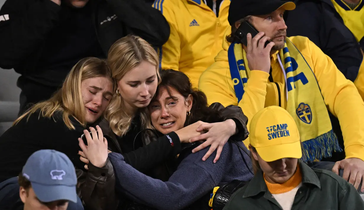 Reaksi pendukung Swedia saat mereka menunggu di tribun pada laga lanjutan Kualifikasi Euro 2024 antara Belgia vs Swedia di King Baudouin Stadium, setelah 'serangan' yang menargetkan warga Swedia di jalan Brussel, Selasa (17/10/2023). (JOHN THYS / AFP)