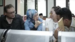 Cinta Ratu (kedua kanan) berbincang dengan ibunya saat menunggu sidang cerai di Pengadilan Agama Jakarta Selatan, Senin (12/3). Cinta mengaku sudah sejak tiga bulan lalu, tidak bertemu dan berkomunikasi dengan Roby. (Liputan6.com/Faizal Fanani)