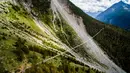 Sebuah jembatan yang disebut sebagai jembatan pejalan kaki terpanjang di dunia sehari sebelum peresmian di Kota Zermatt, Swiss, 29 Juli 2017. Jembatan ini menggantikan jembatan sebelumnya yang rusak karena longsor. (Valentin Flauraud/Keystone via AP)