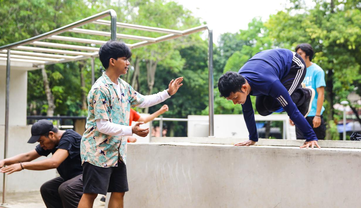 Dedikasi seorang Ramdani Murtadho terhadap olahraga parkour tidak perlu diragukan lagi. Bersama komunitas Parkour Jakarta, ia tak kenal lelah untuk menjadikan olahraga ini lebih digemari oleh masyarakat Indonesia. (Bola.com/Muhammad Aldiansyah)