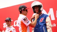 Marc Marquez mengenakan safety gear secara simbolis dalam pelaksanaan sesi pelatihan keselamatan berkendara yang melibatkan 30 siswa SMK TSM Astra Honda. (AHM)