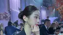 <p>Pilihan lainnya, coba tatanan rambut updo belah samping. Gaya rambut ini cocok untuk diterapkan saat acara formal. Tambahkan hair pin untuk mempermanis penampilan. [Instagram/for_everyoung10]</p>