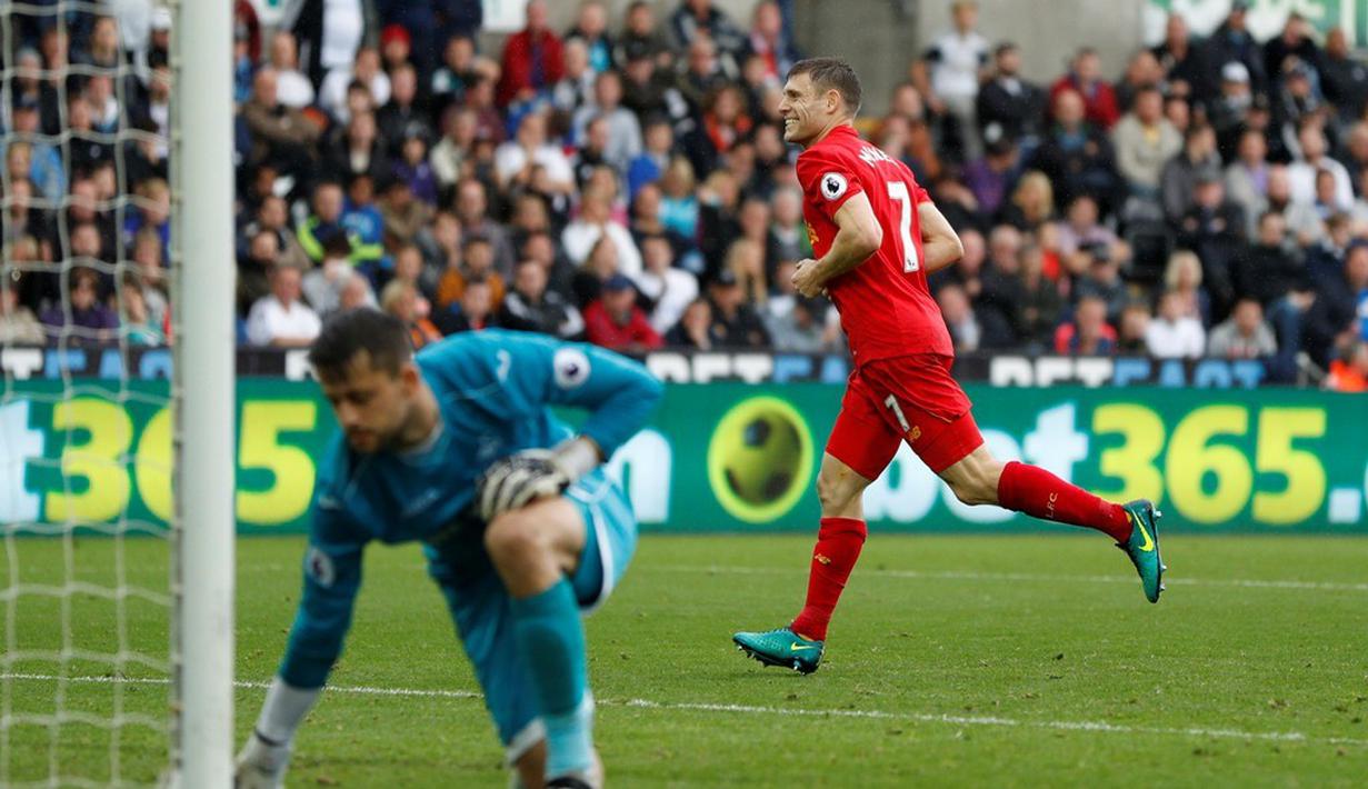 Ekspresi pemain Liverpool, James Milner, setelah mencetak gol ke gawang Swansea City dalam laga Premier League, di Liberty Stadium, Sabtu (1/10/2016). (Action Images via Reuters/John Sibley)