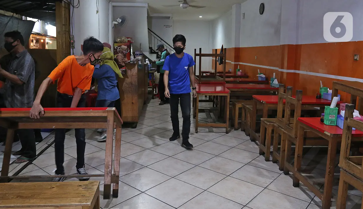 Pekerja bersiap menutup toko di  kawasan Margonda, Depok, Jawa Barat, Senin (31/8/2020). Pemkot Depok, Jawa Barat, mulai menerapkan aturan jam malam yang membatasi kegiatan masyarakat di luar rumah untuk menekan risiko penularan Covid-19. (Liputan6.com/Herman Zakharia)