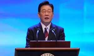 Presiden Korea Selatan Lee Jae Myung berpidato dalam upacara peringatan 81 tahun Hari Pembebasan Korea di Seoul, Sabtu (15/8/2026). (Dok. AFP/Pool/Lee Jin-man)