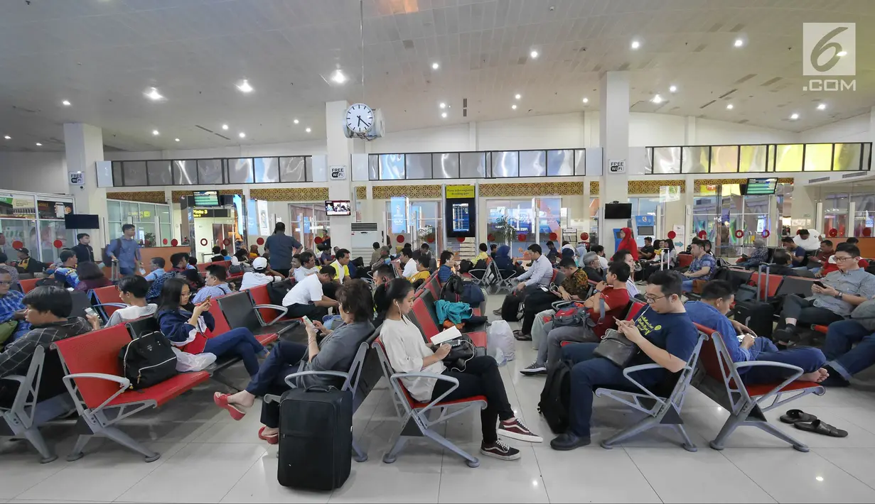 Suasana ruang tunggu penumpang Bandara Sultan Syarif Kasim II di Pekanbaru, Riau, Rabu (9/5). Menurut pihak bandara, Bahasa Melayu akan digunakan di bagian informasi. (Liputan.com/Herman Zakharia)
