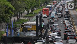 Acara iPanggung hiburan malam muda mudi tahun baru 2024 mengusung tema &lsquo;Festival Malam Muda Mudi, Jakarta Kota Global&rsquo; dengan puncak perayaan digelar di sepanjang Jalan MH Thamrin sampai Jalan Sudirman. (merdeka.com/Imam Buhori)