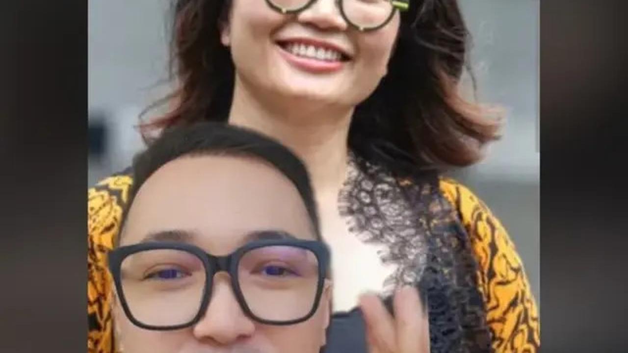 Berapa Harga Kacamata Unik Wamen Stella Christie yang Bikin Salah Fokus?