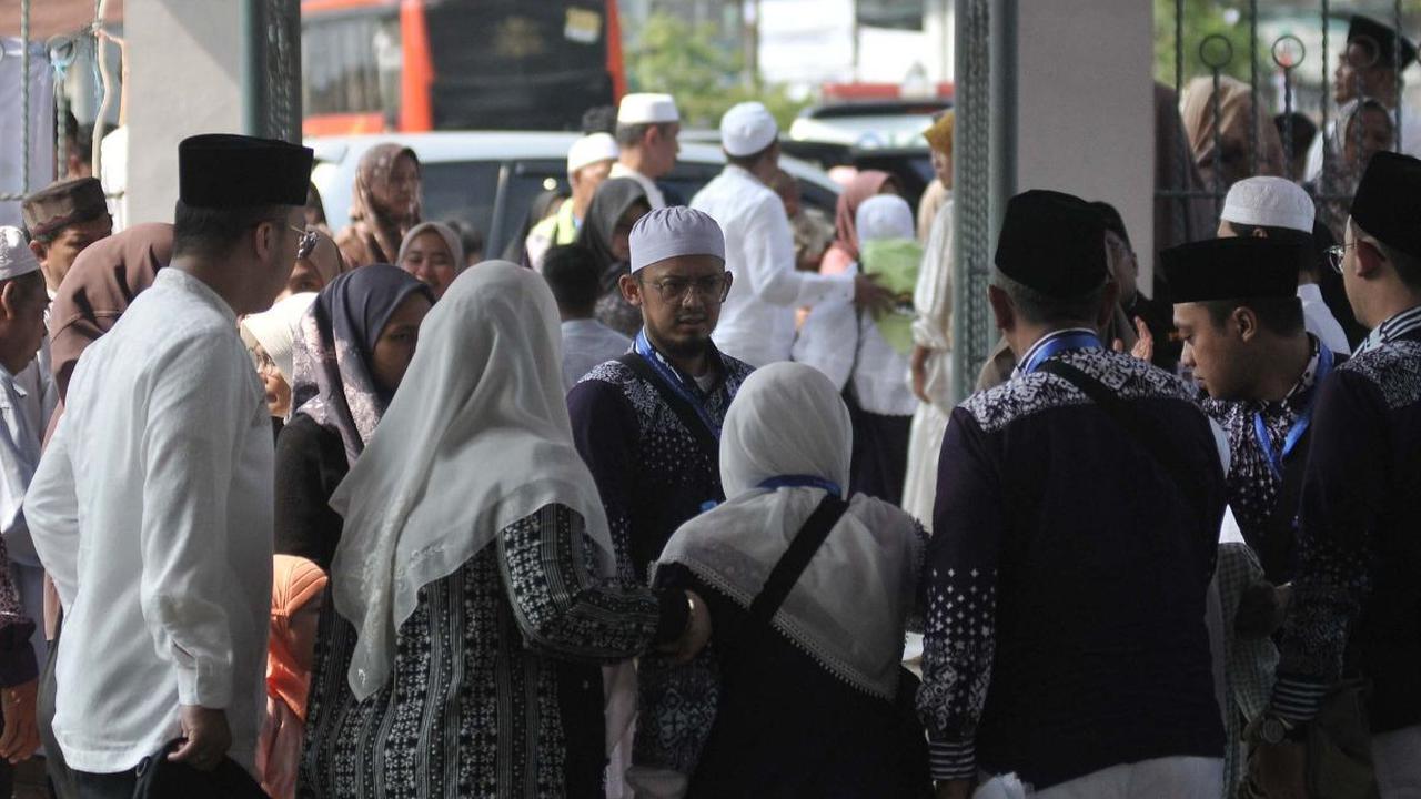 Sejumlah jemaah haji kloter pertama embarkasi Jakarta Pondok Gede tiba di Asrama Haji Pondok Gede, Jakarta Timur, Sabtu (11/5/2024). Sebanyak 385 jamaah haji kloter pertama embarkasi Jakarta Pondok Gede siap diberangkatkan ke Tanah Suci untuk menunaikan i