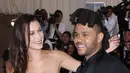 Bella Hadid dan The Weeknd pernah hadir red carpet bersama. Gemas banget! (HollywoodLife)