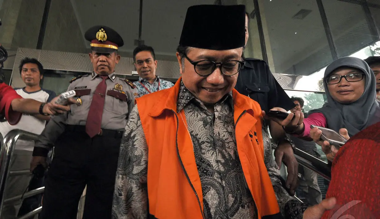 Mantan Sekjen Kementerian ESDM, Waryono Karno, usai menjalani pemeriksaan penyidik KPK, Jakarta, Selasa (6/1/2015). (Liputan6.com/Miftahul Hayat)