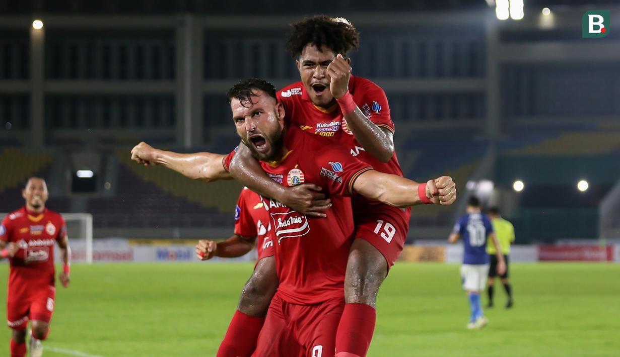 Persija Jakarta menjadi tim pertama yang berhasil mengalahkan Persib Bandung di pekan ke-12 BRI Liga 1 2021/2022, Sabtu (21/11/2021). Gol tunggal Marko Simic di akhir babak pertama tidak mampu dibalas Maung Bandung hingga laga yang digelar di Stadion Manahan usai. (Bola.com/Bagaskara Lazuardi)