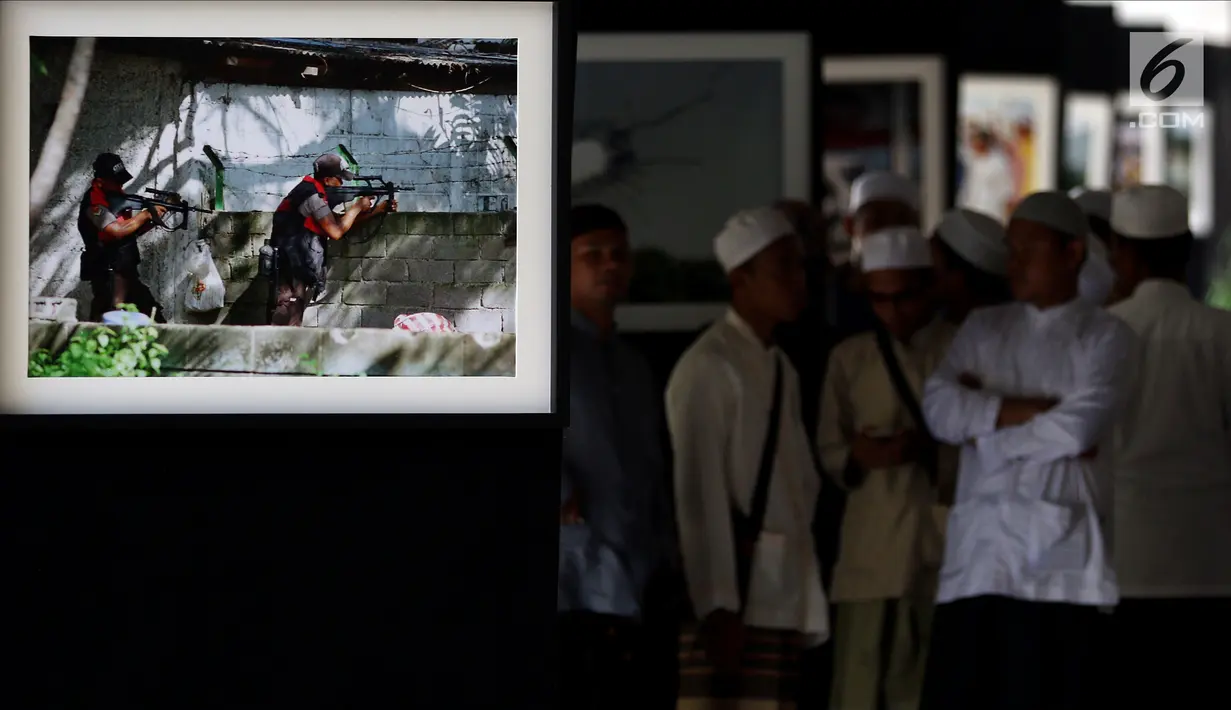 Suasana pameran foto peristiwa Reformasi 1998 yang dipamerkan di Gedung Nusantara III, Jakarta, Jumat (11/5). Pameran ini dalam rangkaian peringatan 20 tahun reformasi. (Liputan6.com/JohanTallo)