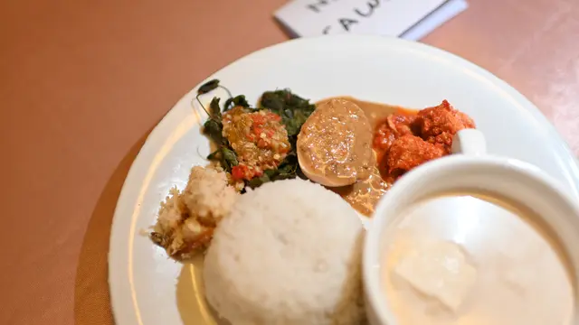Sego cawuk atau nasi cawuk, salah satu kuliner khas Banyuwangi yang cocok untuk sarapan selain itu juga beragam gizinya mulai dari protein hingga serat. (Dok Danone)