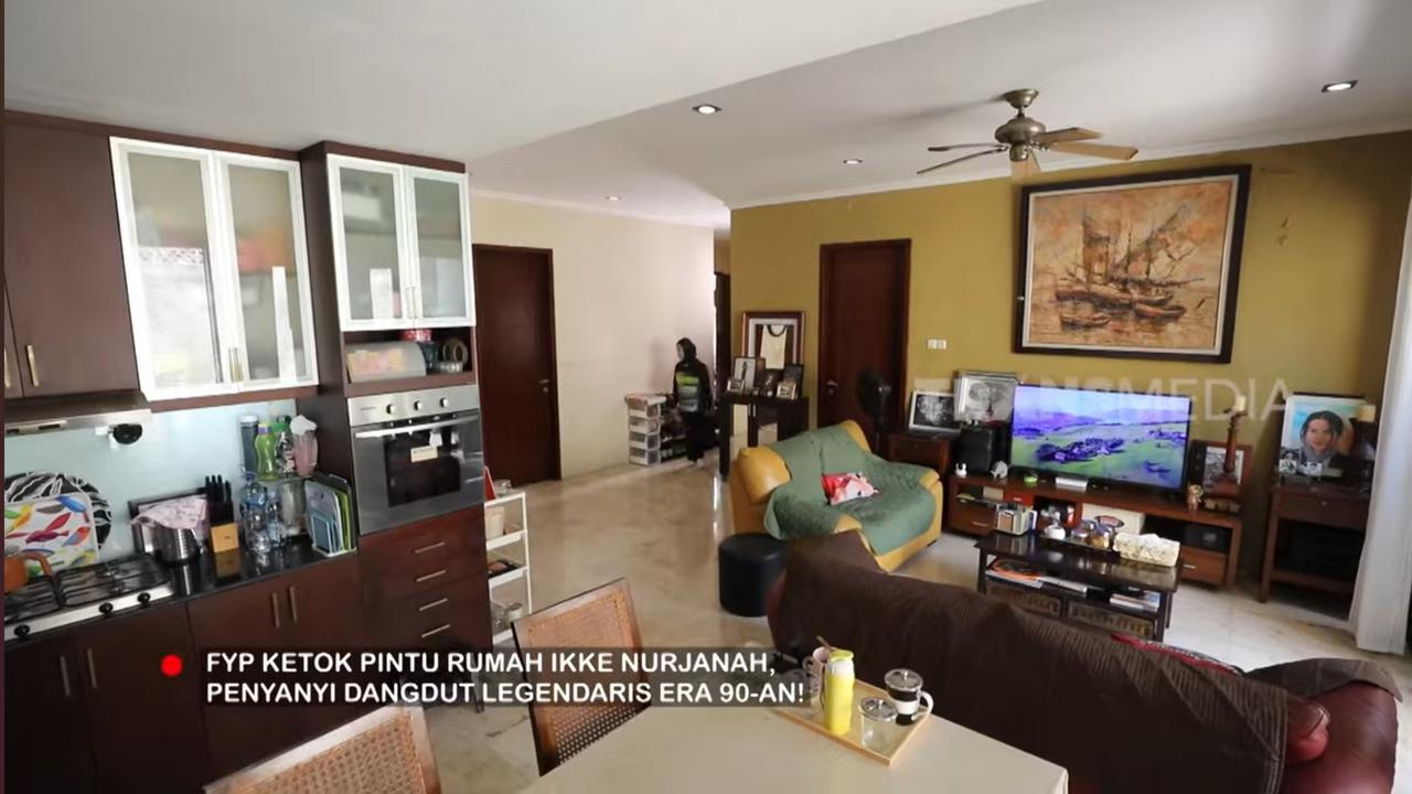 Potret Rumah Ikke Nurjanah Sederhana tapi Homey Banget, Tempat Kumpul Keluarga Super Nyaman - Kolam Ikan Koi di Halaman