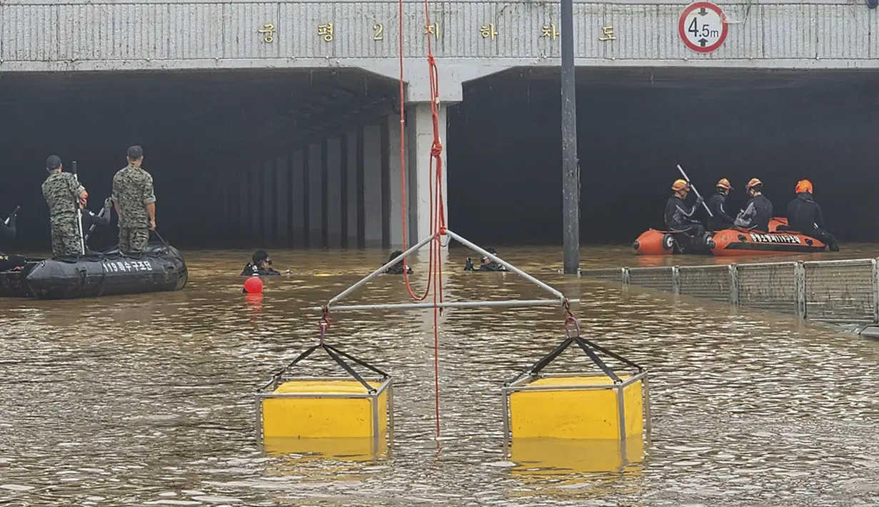 <p>Sebanyak 35 orang tewas setelah banjir, tanah longsor, dan pemadaman listrik di sebagian besar negara. Kemudian lebih dari 10 orang dilaporkan hilang. South Korea National Fire Agency via AP)</p>