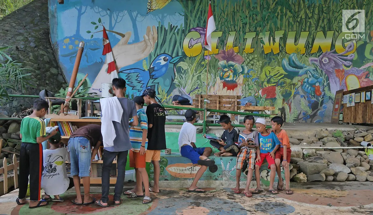Anak-anak membaca buku di Saung Pustaka Air di Depok, Jawa Barat, (30/5). Perpustakaan ini menjadi sarana edukasi untuk menjaga dan mengenalkan area konservasi keanekaragaman hayati. (Liputan6.com/Herman Zakharia)