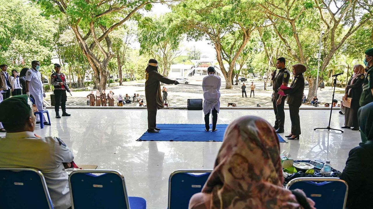 FOTO: 10 Terpidana Dicambuk di Banda Aceh, Termasuk Pasangan Sesama Jenis