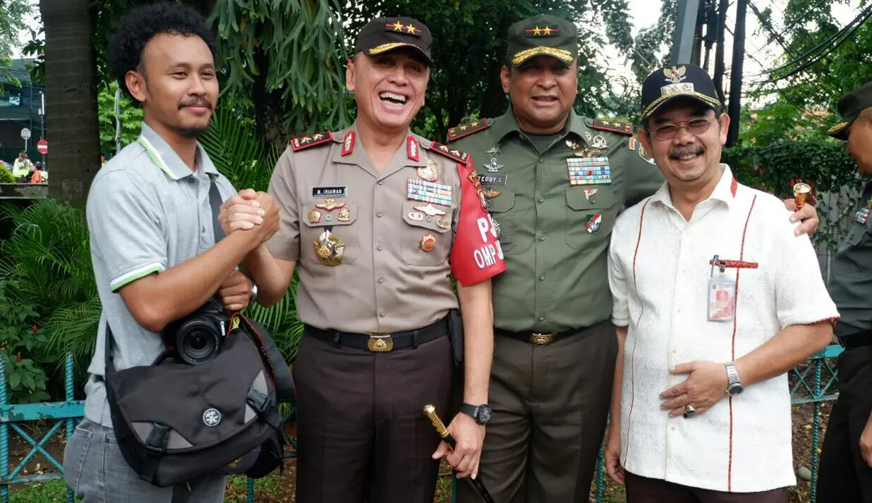Kapolda Metro Jaya Irjen Pol M Iriawan didampingi Pangdam Jaya Mayjen Teddy Lhaksmana bersalaman dengan awak media di TPS 4 Gambir, Jakarta Pusat, Rabu (15/2). Kapolda bersama Pangdam memantau pelaksanaan Pilkada DKI 2017di sejumlah TPS. (Dok. Istimewa)