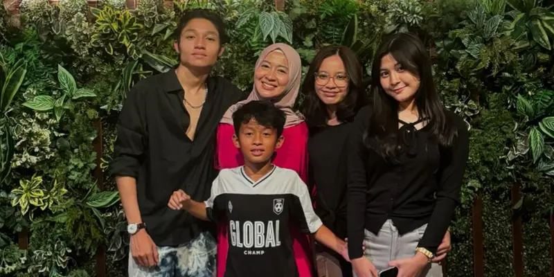 Potret Okie Agustina Rayakan Ultah Bareng Empat Anaknya, Single Mom Bahagia