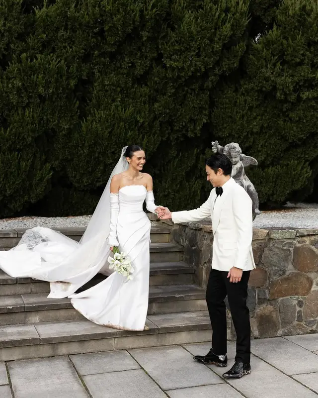 Sama-sama terlihat elegan, ini adu gaya busana nikahan Alyssa Daguise vs Amanda Rawles