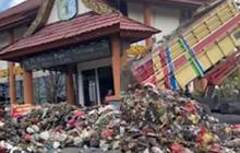 Kesal Sampah Tak Diurus Pemerintah, Warga Kalbar Nekat Angkut Bertruk-truk Sampah lalu Dibuang di Kantor Bupati & DPRD