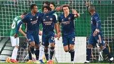 Pemain Arsenal merayakan gol yang dicetak David Luiz ke gawang Rapid Vienna pada laga Grup B Liga Europa 2020/2021 di Allianz Stadion, Kamis (22/10/2020) malam WIB. Arsenal menang 2-1 atas Rapid Vienna. (AFP/Joe Klamar)