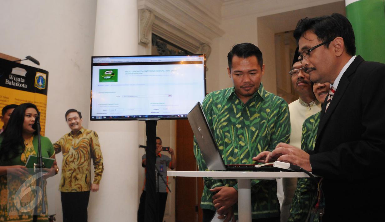 Wakil Gubernur DKI Jakarta Djarot Saiful Hidayat (kanan) melakukan registrasi Jakarta 10K saat jumpa pers di Balaik Kota Jakarta, Kamis (16/6). Jakarta 10K 2016 berlangsung pada 24 Juli dengan tiga ketegori utama. (Liputan6.com/Helmi Fithriansyah)