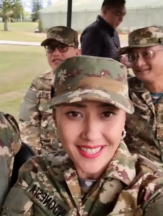 Wakil Menteri Pelindungan Pekerja Migran Indonesia Christina Aryani, tak kalah memesona dipulas lipstik warna merah cerah. [@christinaaryani].
