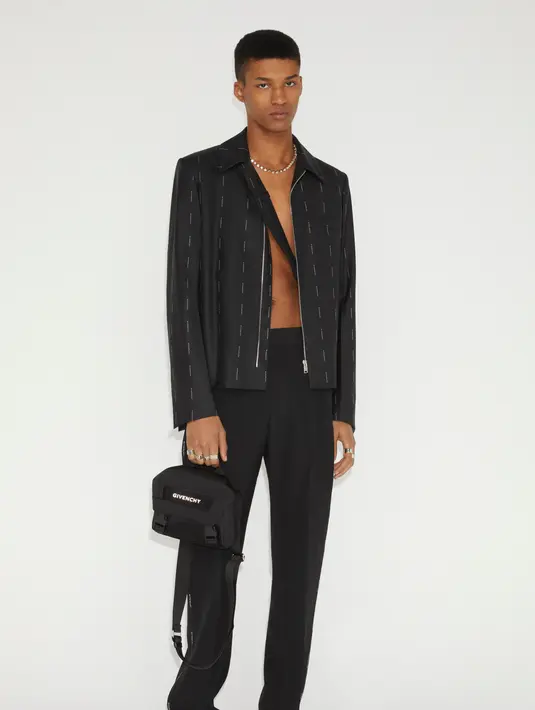 Tas Voyou dari koleksi perempuan, dihadirkan dalam 2 versi two-tone yang baru, di samping G-Hobo, Cut-Out, dan 4G yang berwarna hitam hingga pink berkilau dari kulit paten. [Foto: Document/Givenchy]