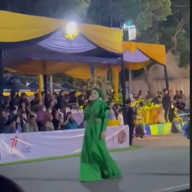 Viral Model Jatuh tapi Tetap Bergaya di Jember Fashion Carnaval 2022
