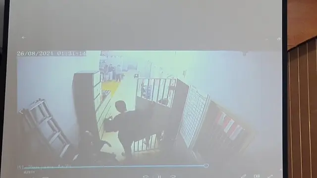 Majelis hakim mempertontonkan rekaman CCTV penganiayaan Muhammad Kece di Rutan Bareskrim Polri.