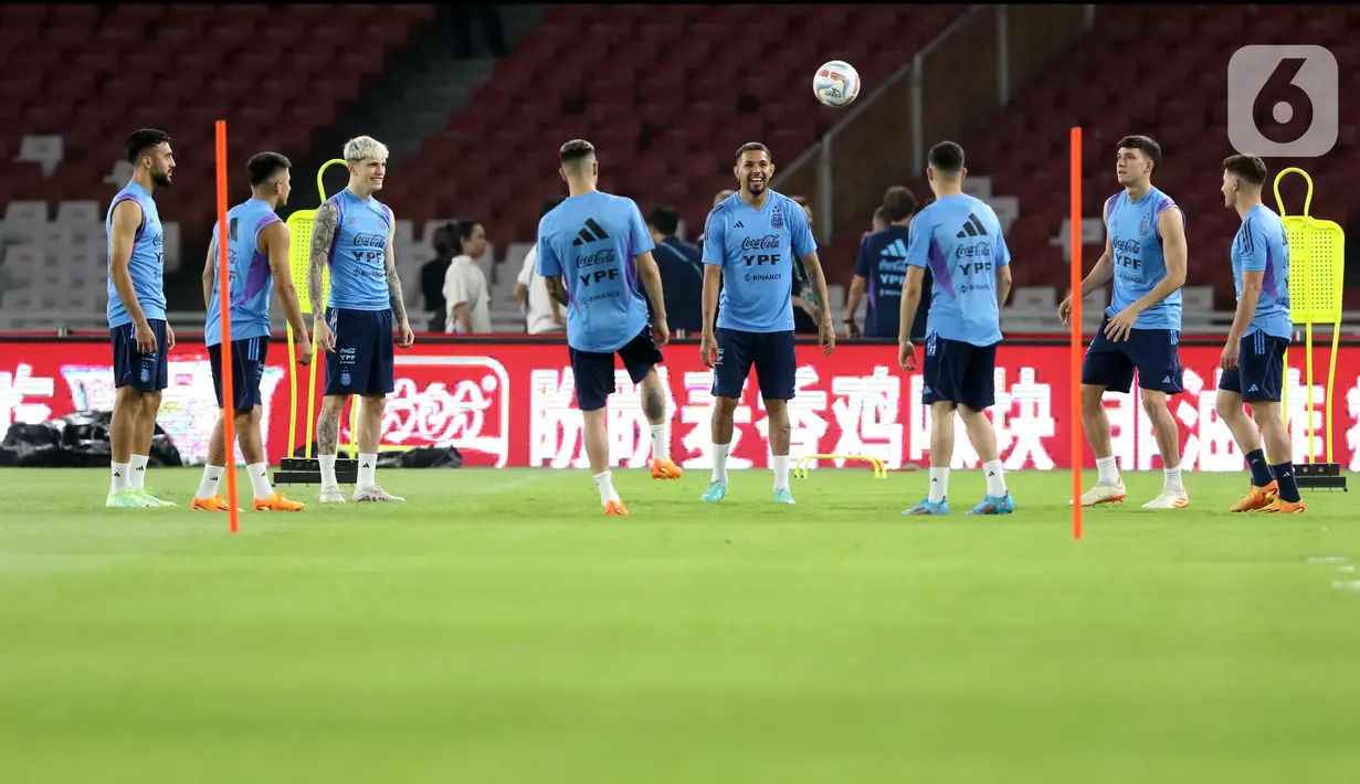 Pemain Timnas Argentina melakukan sesi latihan resmi jelang laga FIFA Matchday melawan Indonesia di Stadion Utama Gelora Bung Karno, Jakarta, Minggu (18/6/2023). (Liputan6.com/Helmi Fithriansyah)