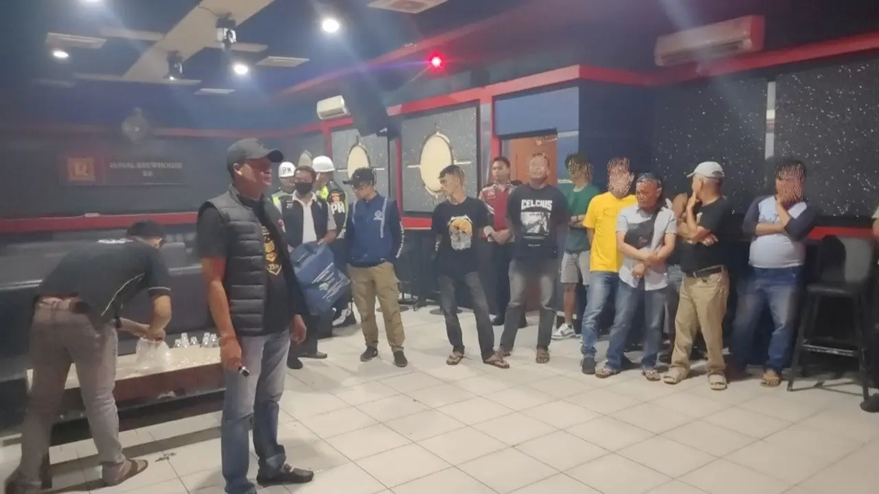 Polresta Deli Serdang melakukan razia di Karaoke Valentine.