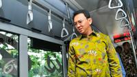 Gubernur DKI Jakarta, Basuki Tjahaja Purnama (Ahok) melihat kondisi bagian dalam bus Transjakarta khusus perempuan, Jakarta, Kamis (21/4). Peluncuran bus khusus wanita bertepatan dengan Hari Kartini. (Liputan6.com/Yoppy Renato) 