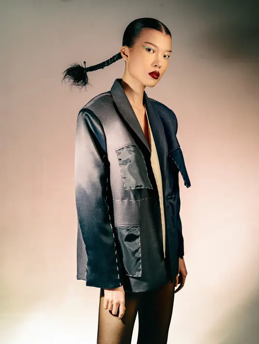 Ketidaksempurnaan yang berhasi diangkat, sukses menjadi potongan pakaian penuh estetika sekaligus gaya.