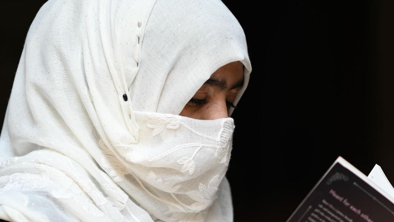 Artinya: Ketika dua hati dimaksudkan untuk satu sama lain, tidak ada jarak yang terlalu jauh, tidak ada waktu yang terlalu lama, dan tidak ada cinta lain yang dapat memisahkan mereka.