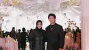 Aurel Hermansyah tampil elegan dalam maxi dress hitam dengan detail motif bunga yang memberikan kesan mewah namun simpel. Ia memadukan penampilannya dengan mini hand bag hitam yang memberikan sentuhan chic. [@aurelie.hermansyah].