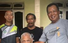 Nyeker dan Berkaos Oblong, Momen Hangat Mayjen TNI Dorong Sang Ayah di Kursi Roda dengan Penuh Cinta
