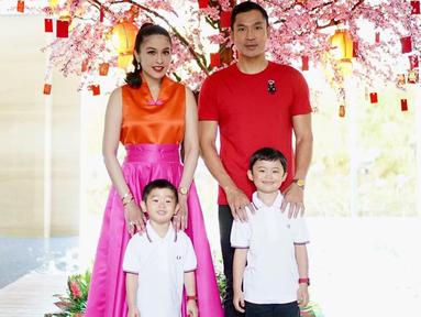 Sandra Dewi dan Harvey Moeis merupakan salah satu pasangan selebriti yang merayakan Imlek dengan penuh sukacita. Sandra Dewi pun bersama suami kompak mengenakan busana merah yang identik dengan perayaan Imlek. (Liputan6.com/IG/@sandradewi88)