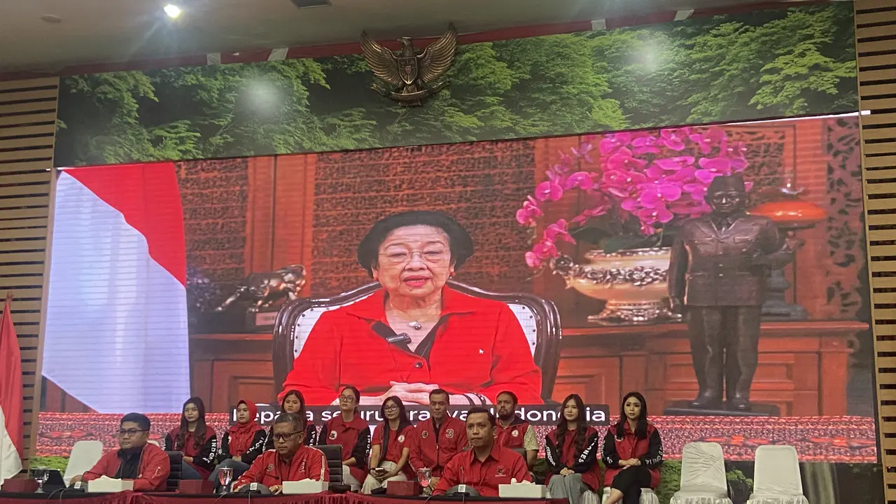 Ketua Umum DPP PDIP Megawati Soekarnoputri menyampaikan keterangan melalui tayangan video yang diputar di Kantor DPP PDIP, Jalan Diponegoro, Menteng, Jakarta, Rabu (20/11/2024). (Liputan6.com/Muhammad Radityo Priyasmoro)