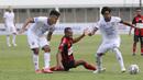 Pemain Arema FC, Johan Alfarizi (kanan) berusaha melewati pemain Persipura Jayapura, Israel Wamiau dalam laga pekan ke-5 BRI Liga 1 2021/2022 di Stadion Madya, Jakarta, Rabu, (29/9/2021). Arema FC menang 1-0. (Bola.com/ M Iqbal Ichsan)