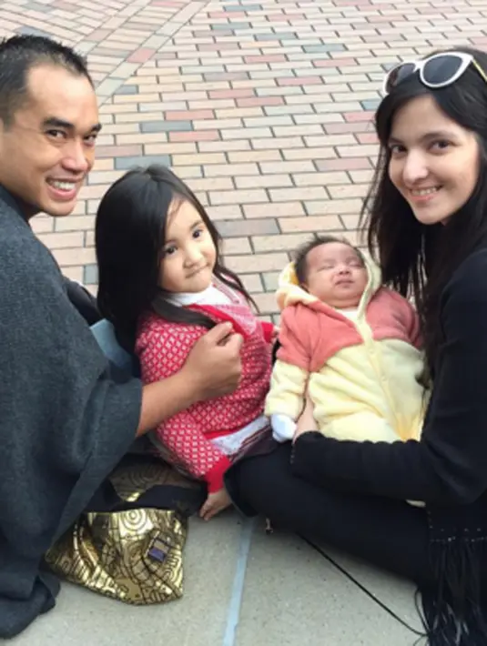 Nia Ramadhani berserta suami memboyong kedua buah hatinya Mikhayla dan Mainaka untuk menikmati pesona kota Hongkong. (viainstagram@ramadhaniabakrie/Bintang.com)