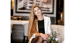 Melanie Martins saat berfoto di sebuah ruangan, menampilkan kecantikannya yang alami. (Foto/Instagram)