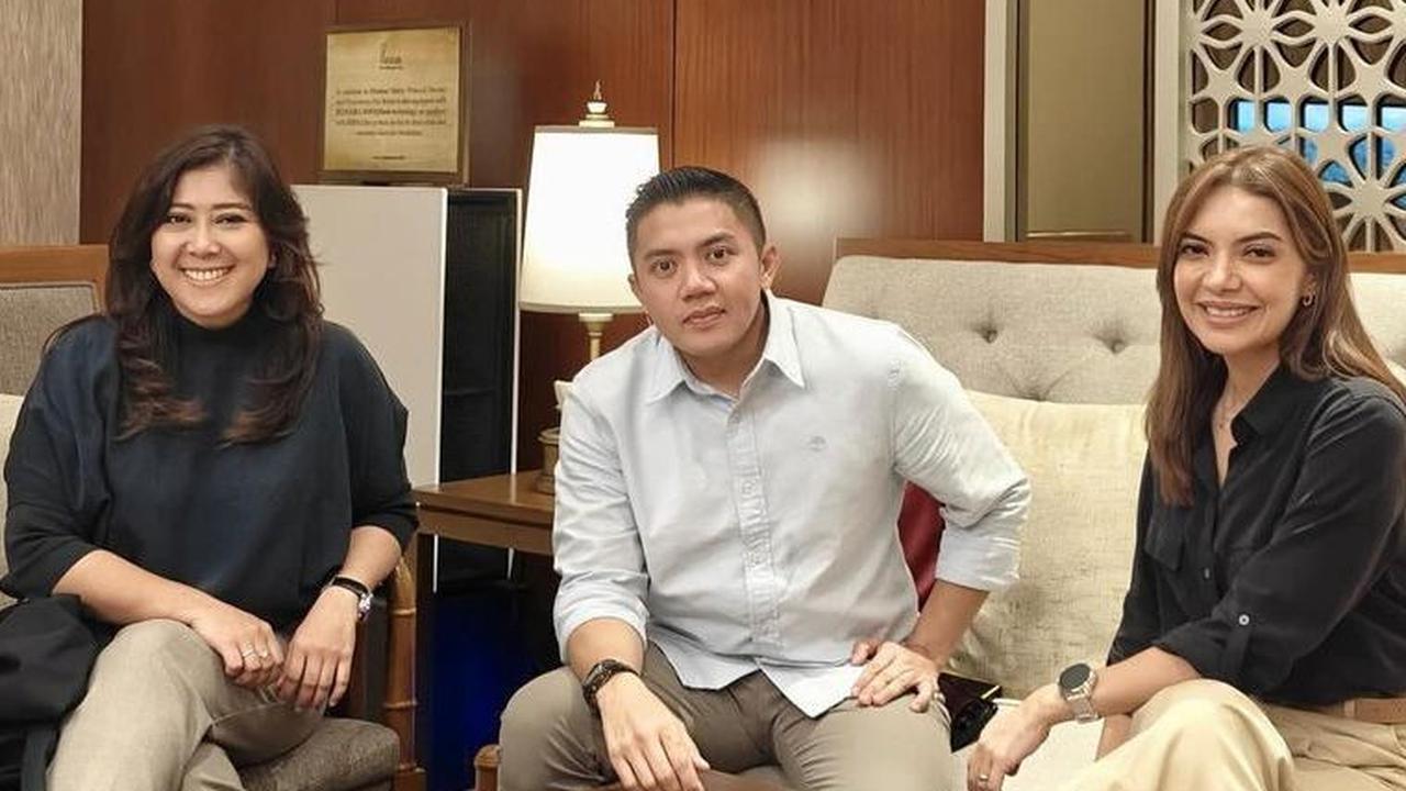 Dua perempuan cantik itu adalah anggota DPR Meutya Hafid dan jurnalis, Najwa Shihab.<br>