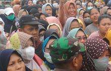 FOTO: Warga Berdesakan Serbu Operasi Pasar Murah di Pamulang di Tengah Harga Beras Semakin Mahal