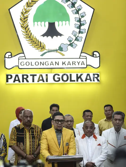 Wakil Ketua Umum Partai Golkar Ahmad Doli Kurnia bersama Sekjen Partai Keadilan Sejahtera (PKS) Habib Aboe Bakar Alhabsyi  memberikan keterangan usai pertemuan tertutup di Kantor Partai Golkar, Jakarta, Selasa (7/2/2023). Pertemuan tersebut sebagai ajang silaturahmi dan konsolidasi jelang Pemilu 2024. (Liputan6.com/Johan Tallo)