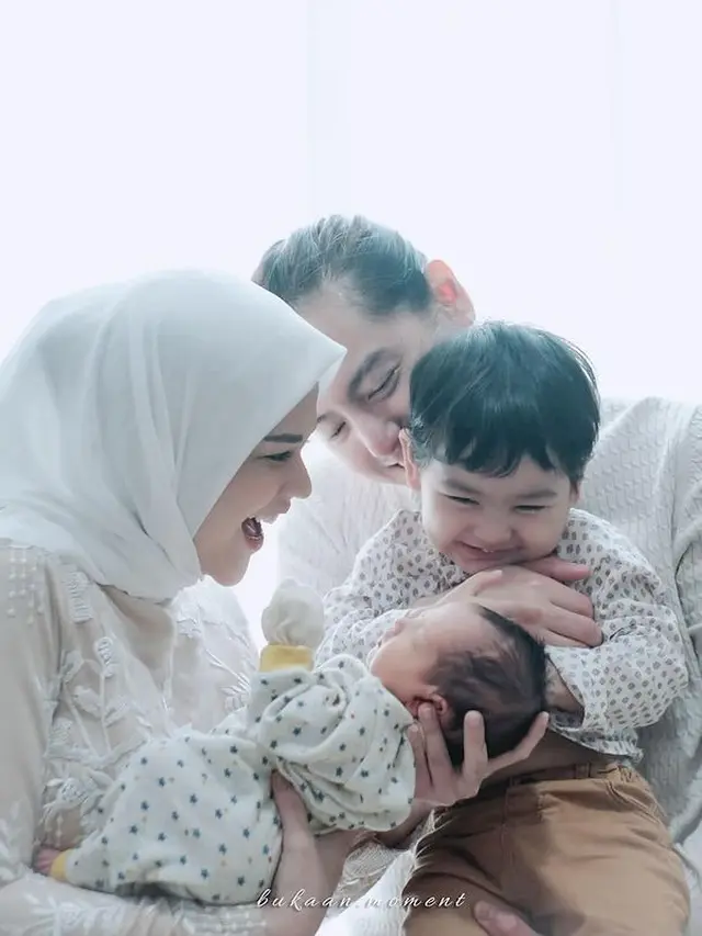 [Fimela] Cut Meyriska dan Roger Danuarta