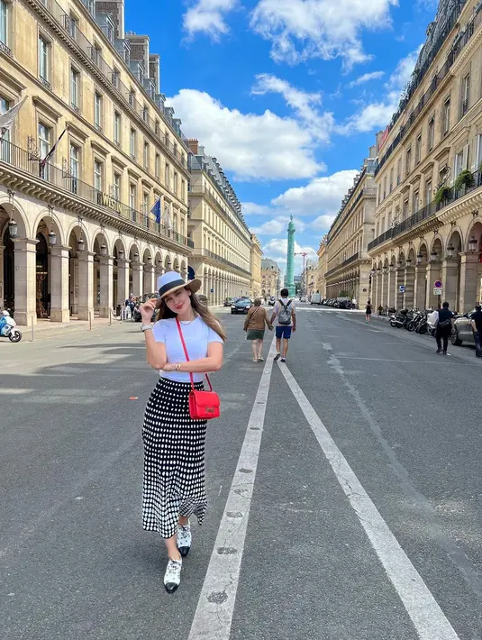 Masih di Paris, Luna Maya tampil bergaya musim panas, memadukan t-shirt putih dan maxi skirt motif polkadot warna monokrom. (Instagram/lunamaya).